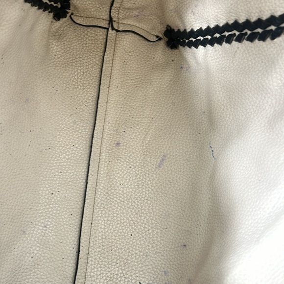 BCBG BLACK TOTE SHOULDER BAG WITH GOLD HARDWARE - Picture 6 of 7